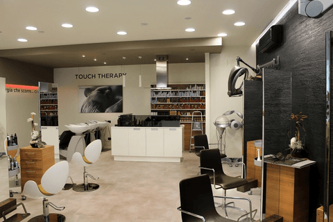 What are the tips for receiving customers in a hair salon?