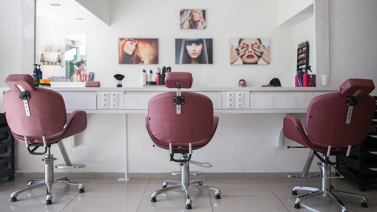 The male haircut course is taught step by step.