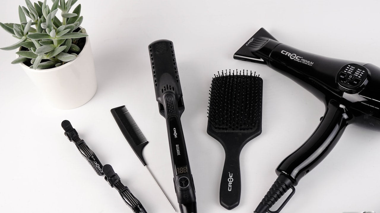 Is the hairdressing mirror oval or diamond-shaped?