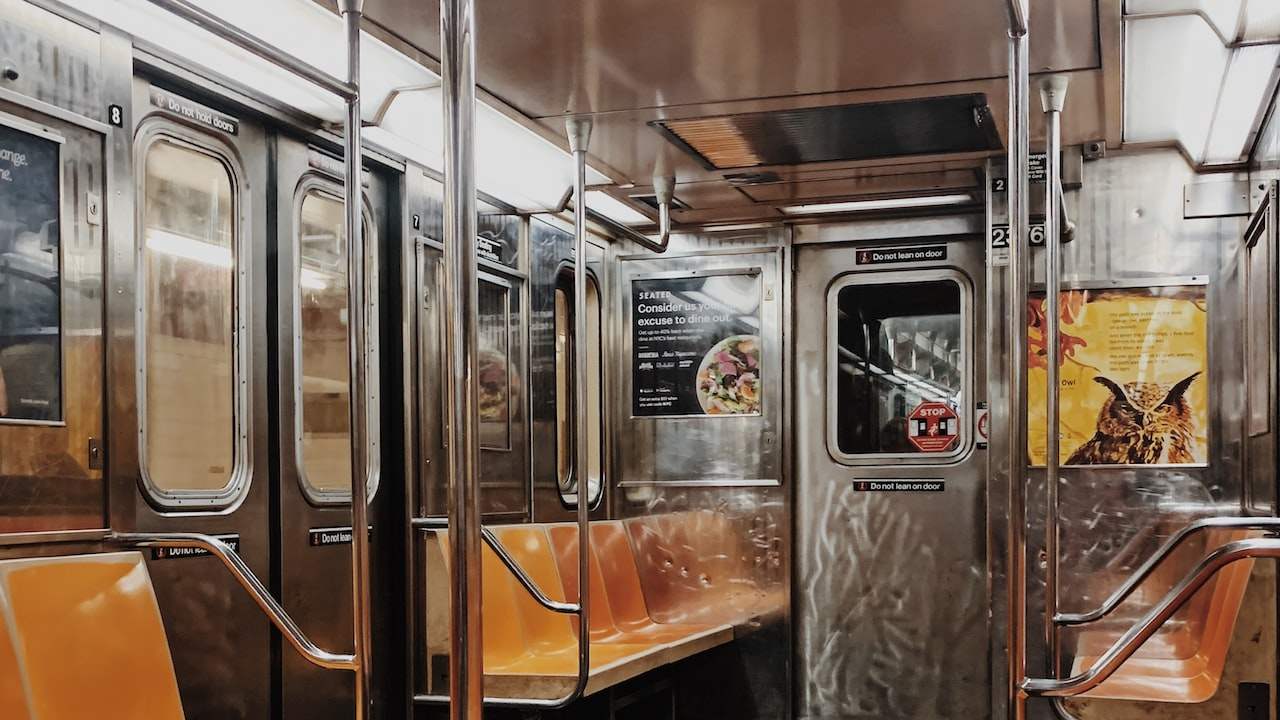 How to install the hairdressing mirror on the wall