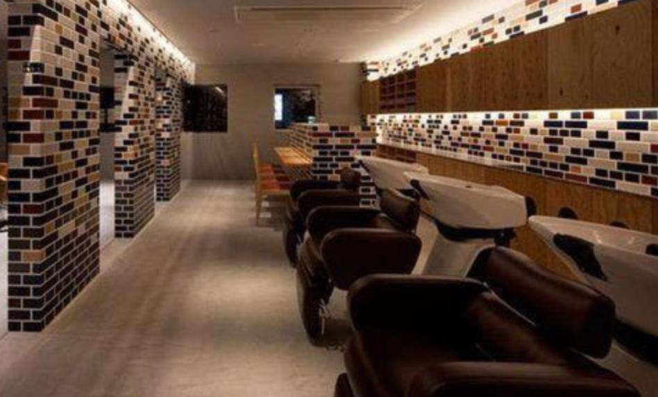 The beauty salon decoration does these points, and customers want to enter as soon as they see it