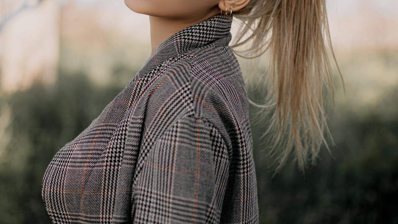What principles should be followed in hairstyle selection