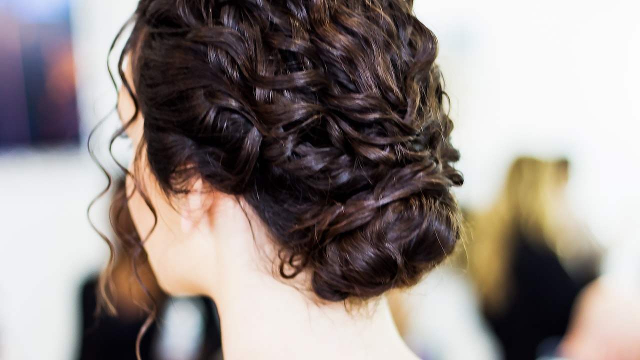 The use of hairdressing tool scissors